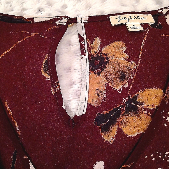 Ladies Floral Cap-Sleeve Top - Picture 3 of 4